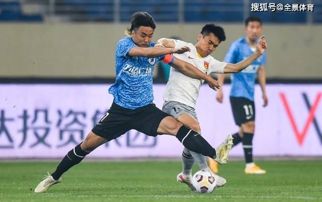 大连vs云南足球直播视频，我在深夜反复看了三遍，终于看懂了这场雨战